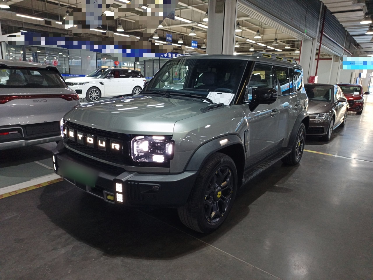 تحت مقدمة السيارة