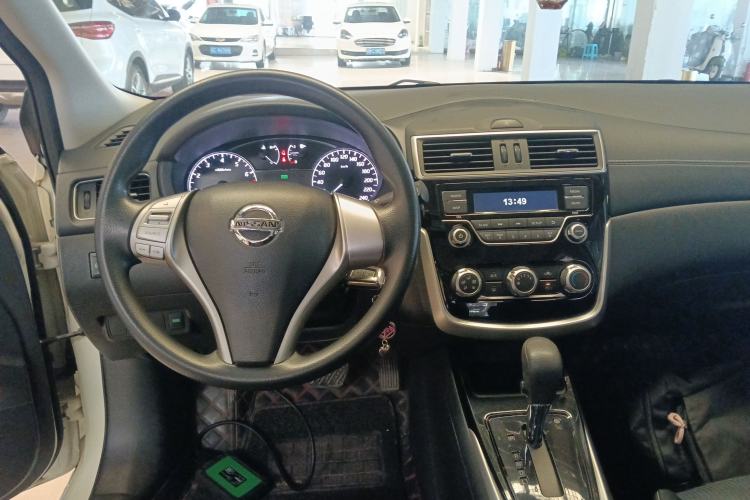 Used Nissan Tiida 2016 1.6L CVT Cool Dynamic Edition Center Console