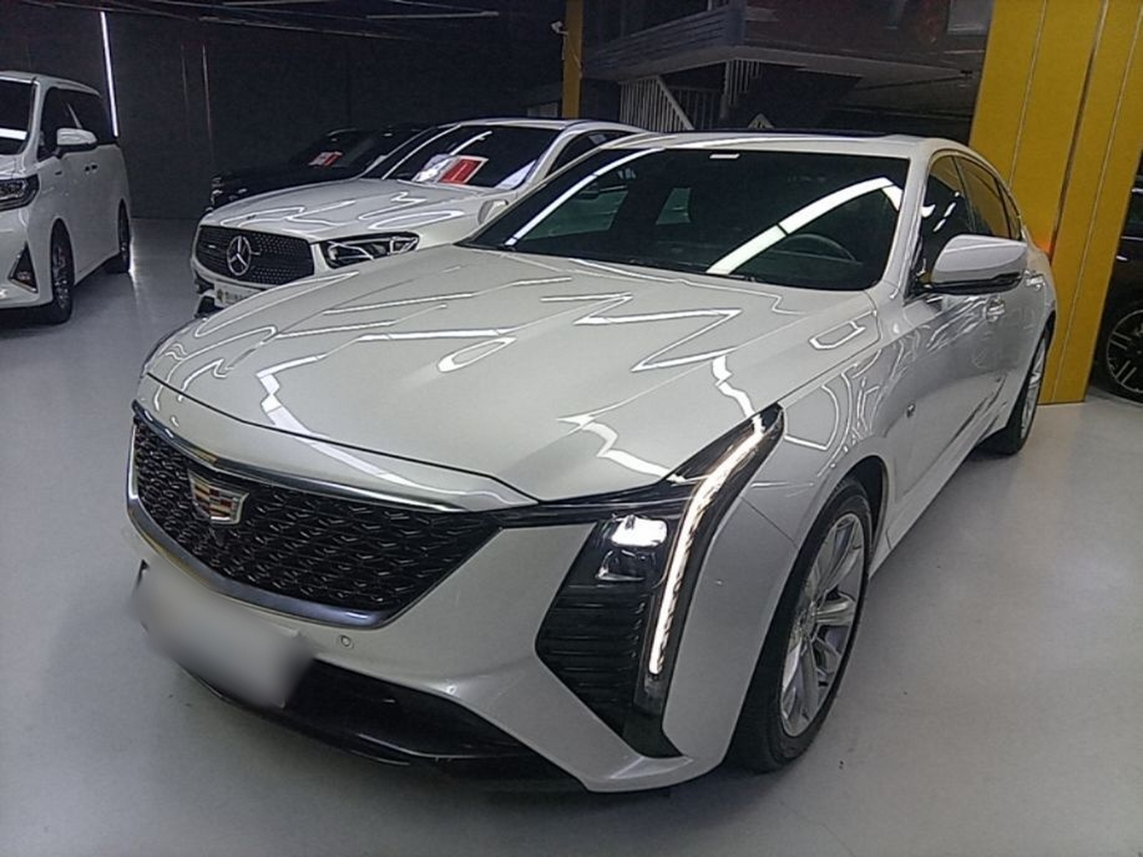 تحت مقدمة السيارة
