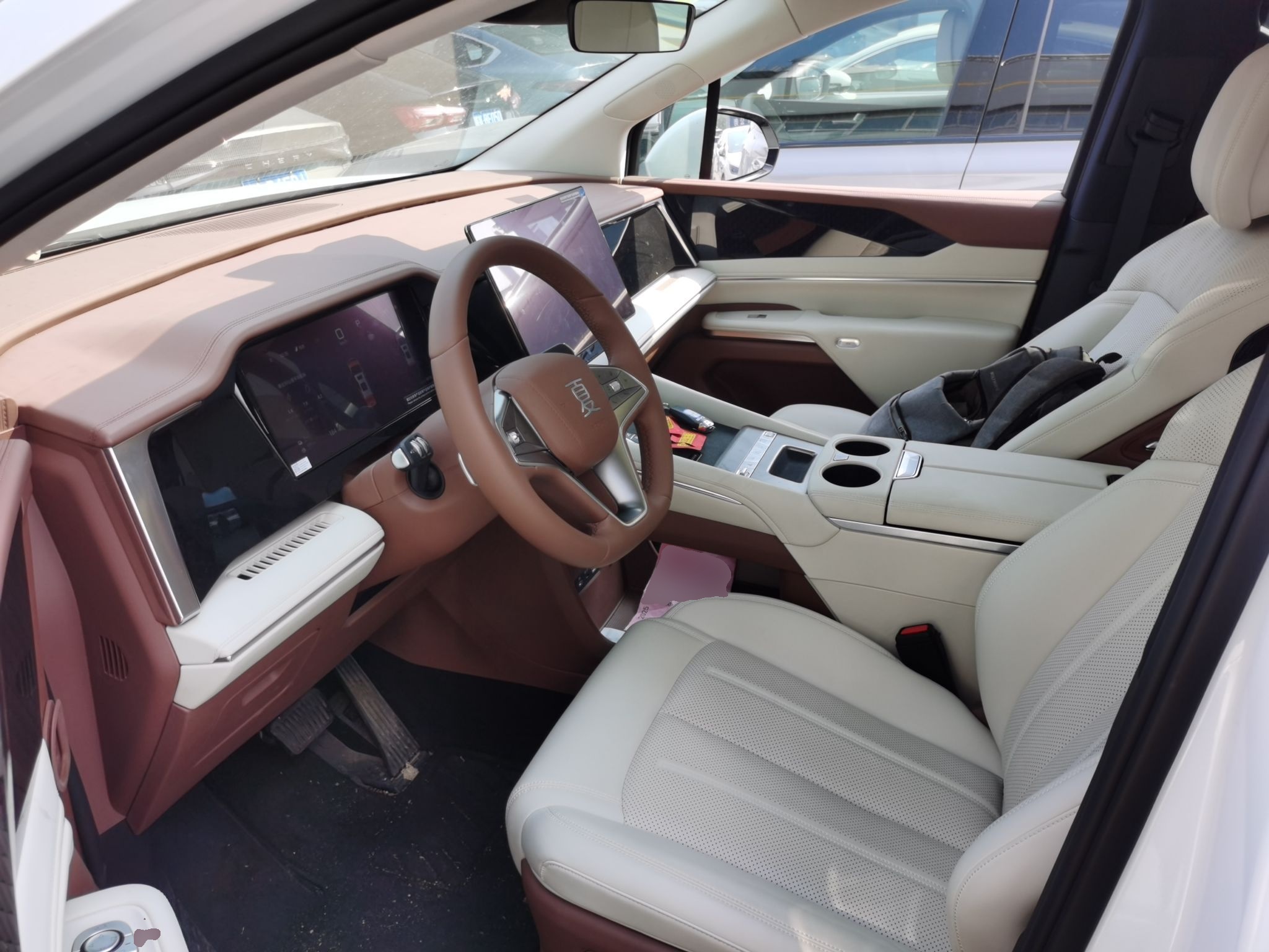 المقاعد الأمامية داخل السيارة