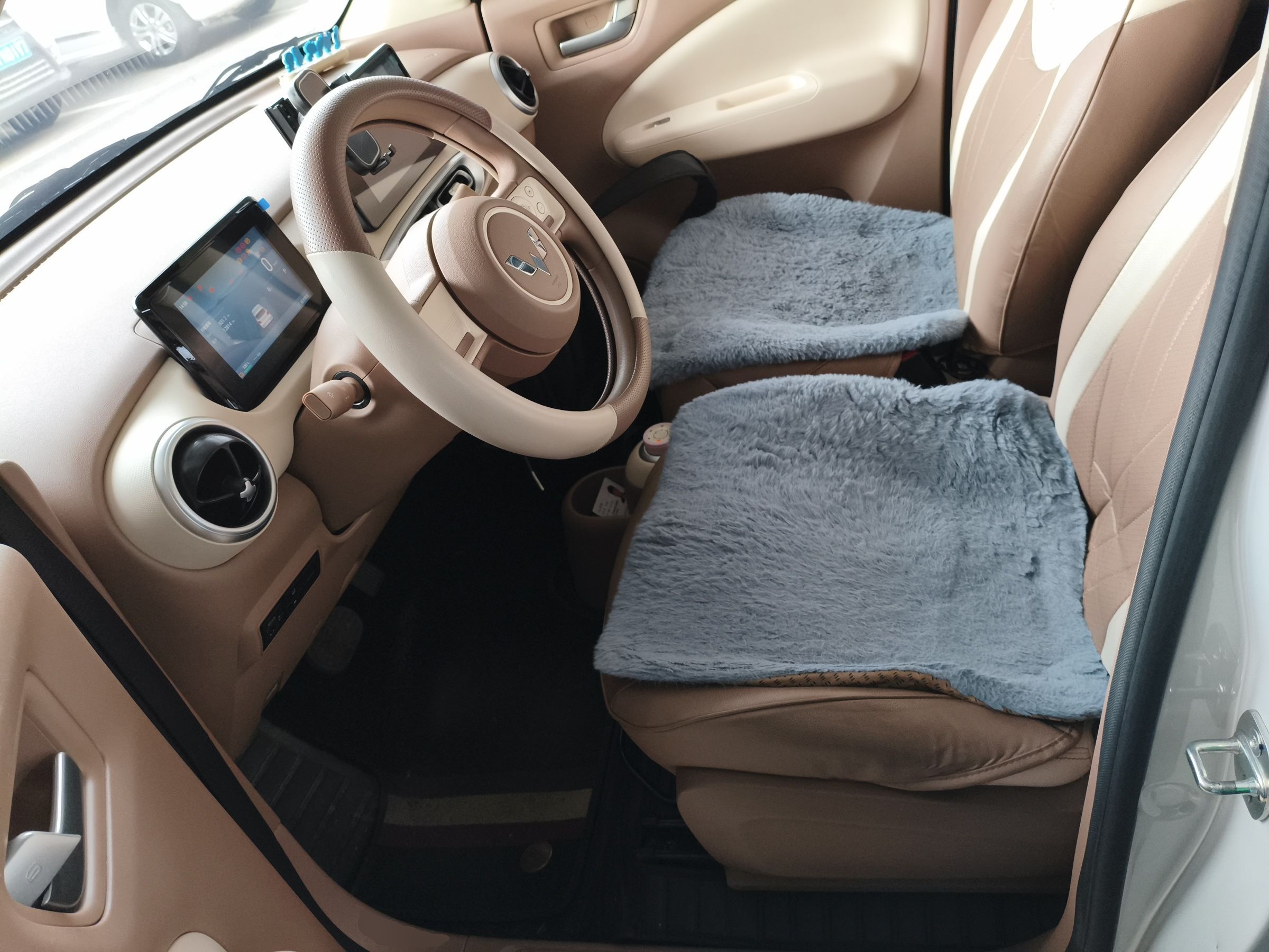 المقاعد الأمامية داخل السيارة