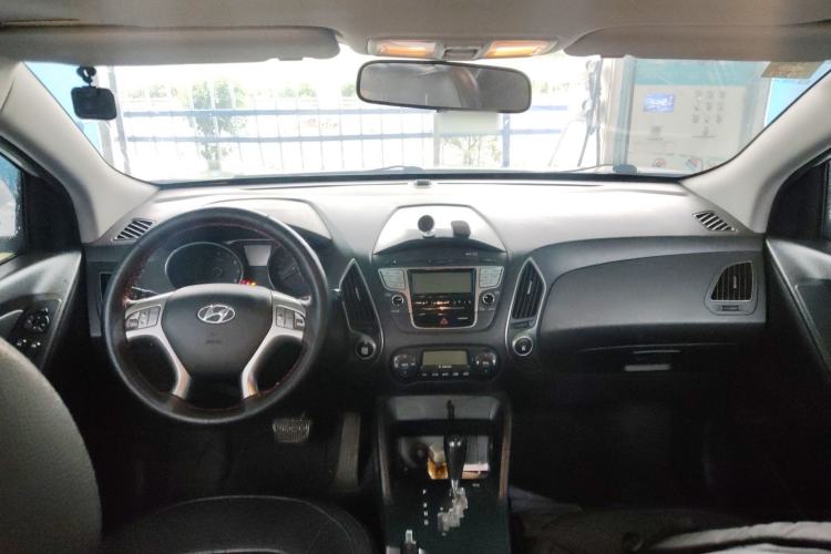 Used Hyundai ix35 2012 2.0L Automatic Two-Wheel Drive Elite Edition GLS Center Console