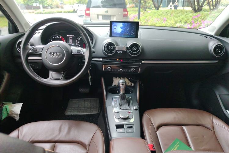 Used Audi A3 2014 Limousine 35 TFSI Automatic Comfort Model Center Console