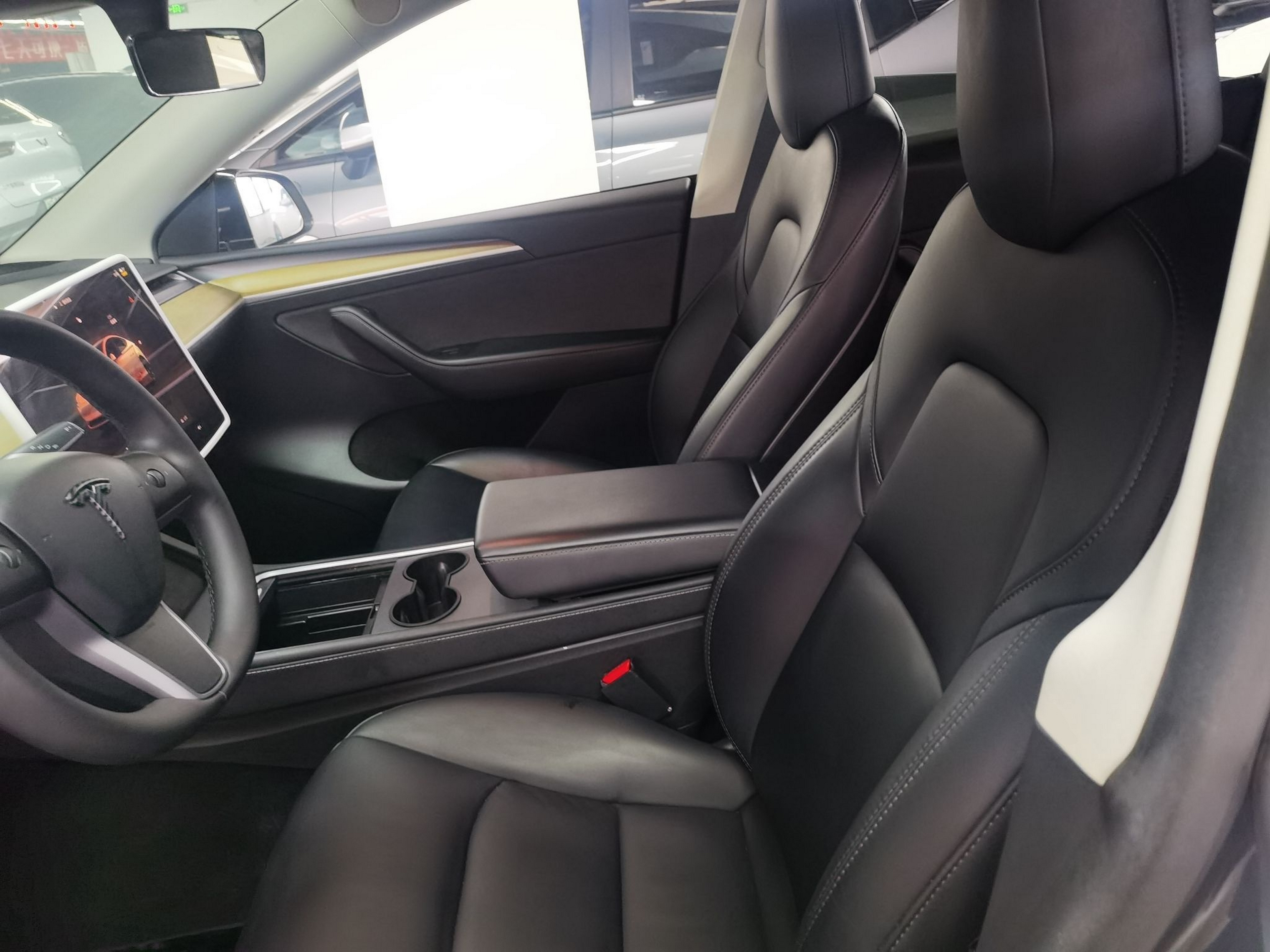 Переднее сиденье в автомобиле