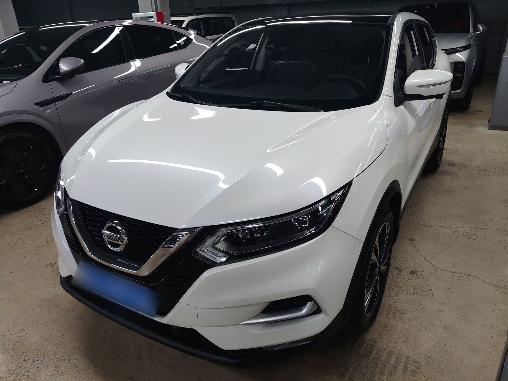 تحت مقدمة السيارة