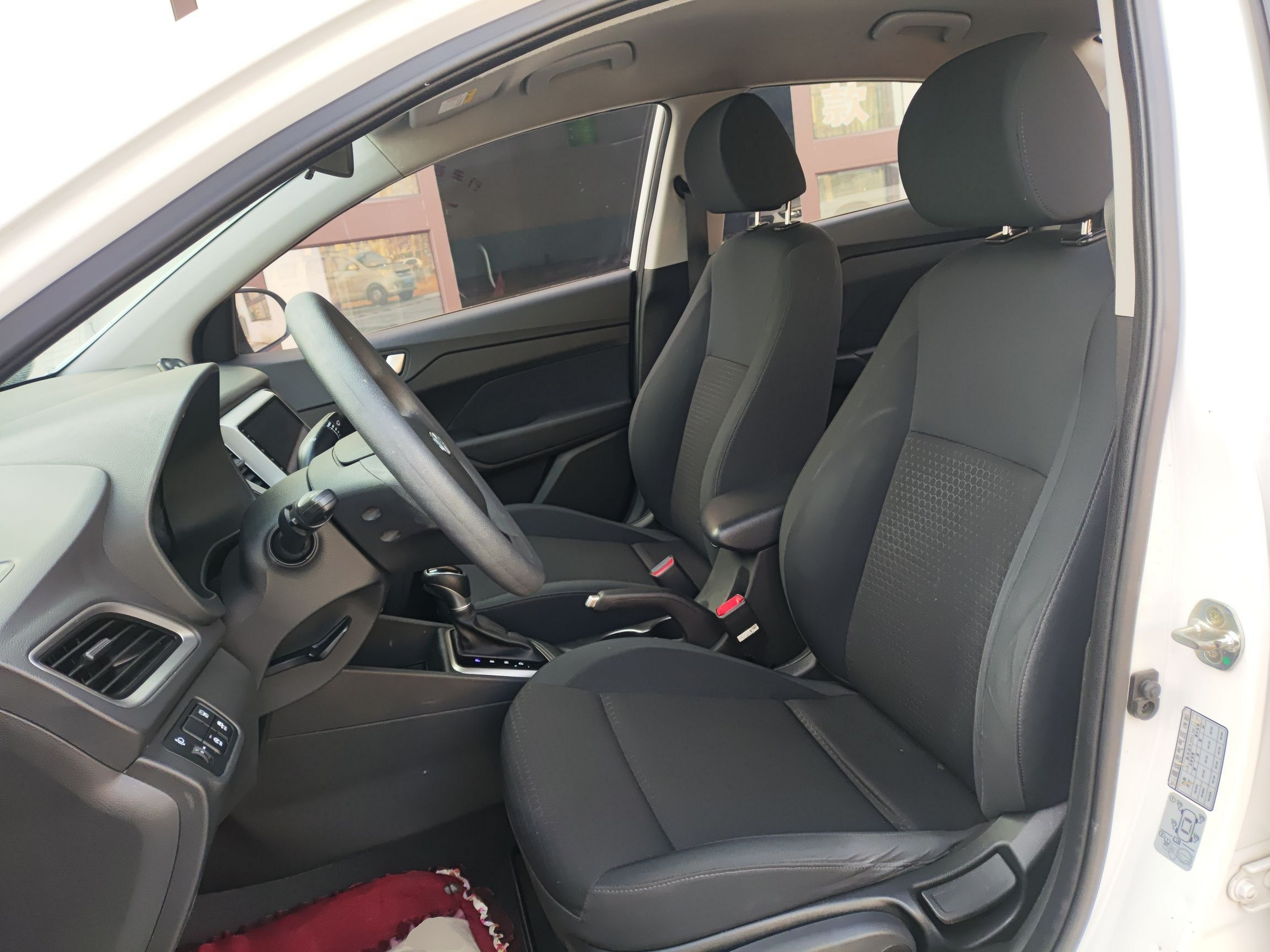 Переднее сиденье в автомобиле
