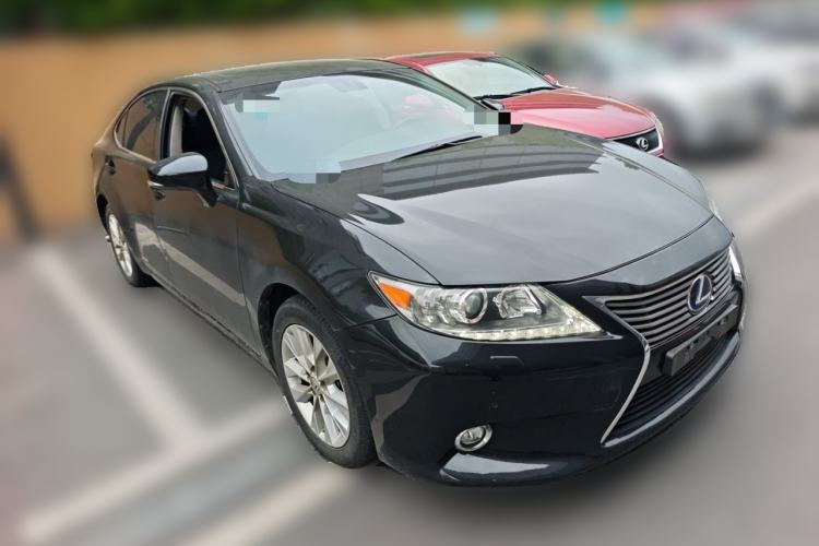 Used Lexus ES 2014 300h Elite Edition Front Right 45 Deg