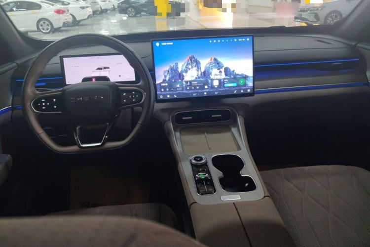 Used Chery Tiggo 8 PLUS C-DM 2025 1.5T 116 km Prestige Version 5 Seats Center Console