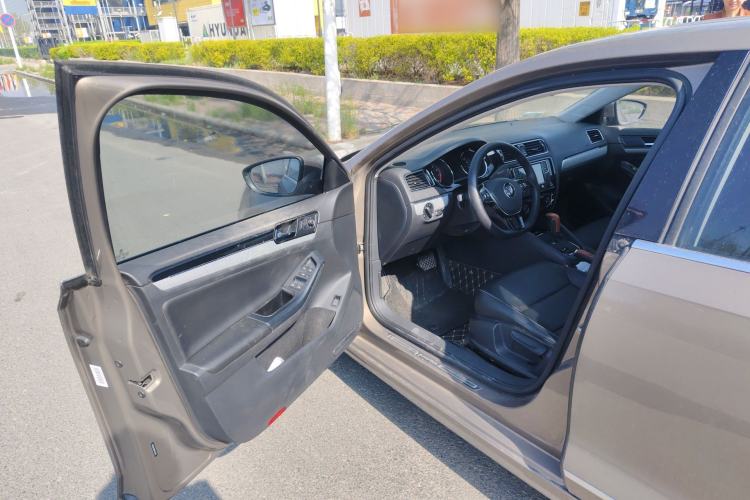 Used Volkswagen Sagitar 2017 230TSI Automatic Comfort Version Driver Seat