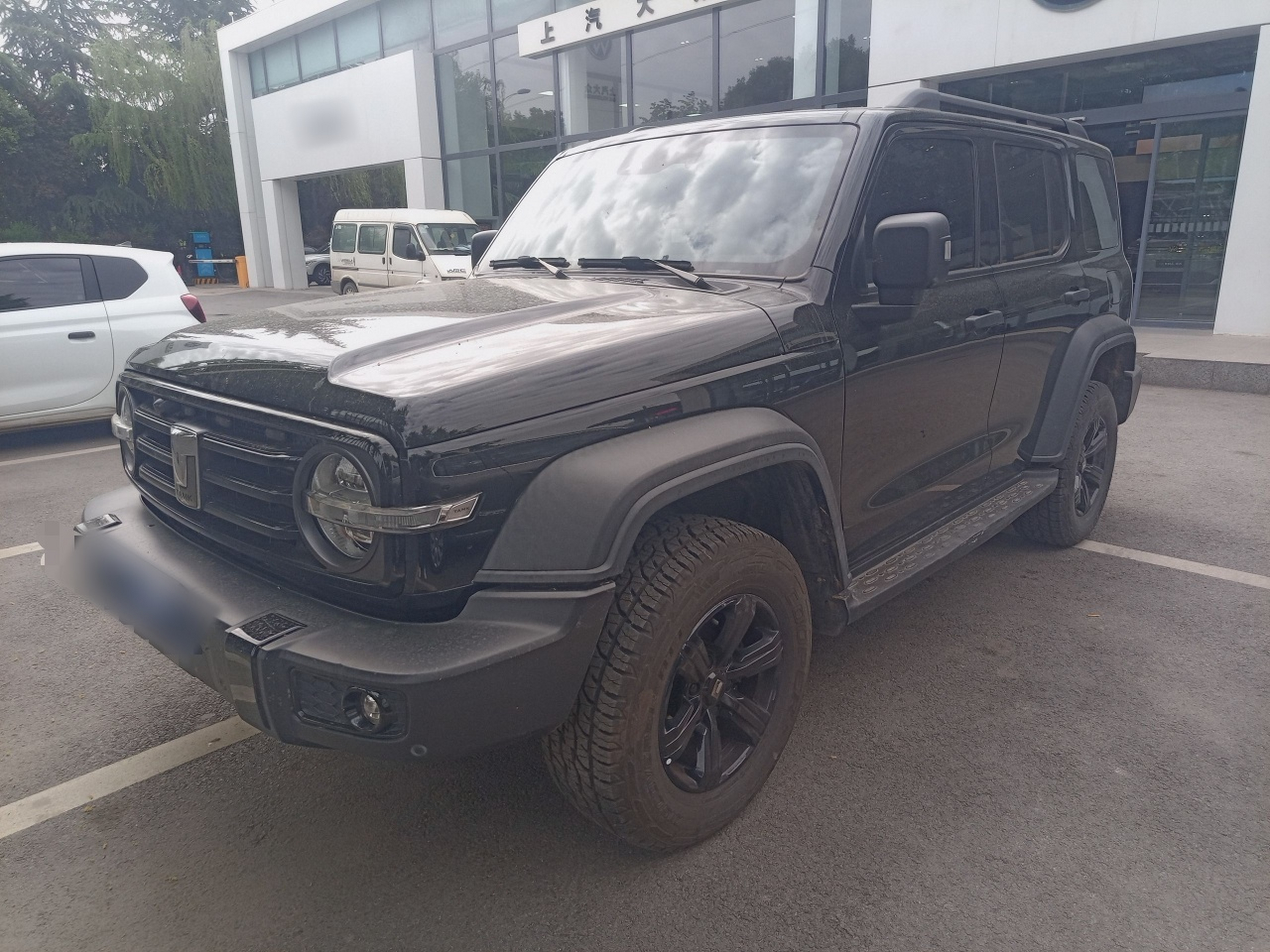 Под передней частью автомобиля