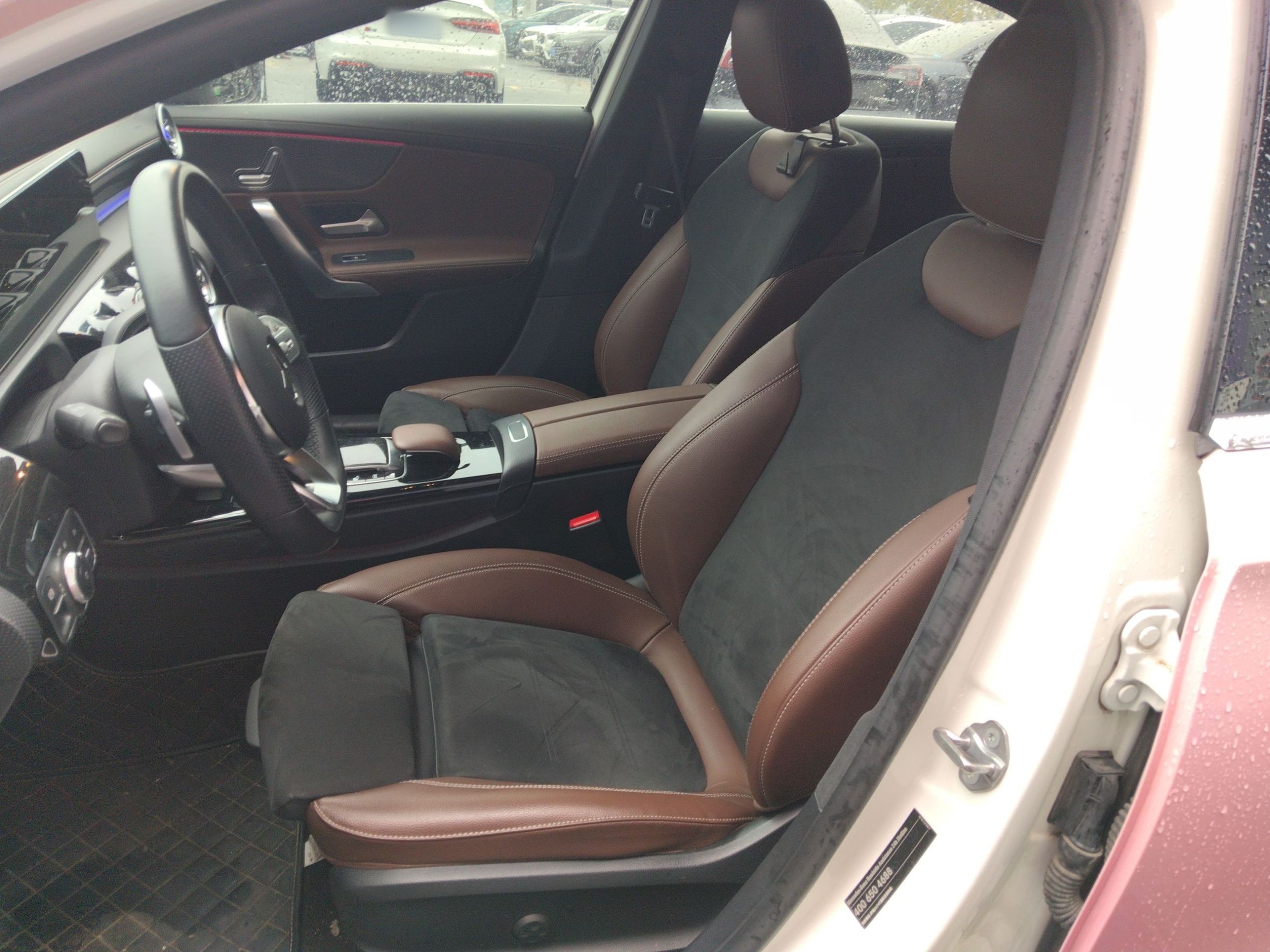 المقاعد الأمامية داخل السيارة