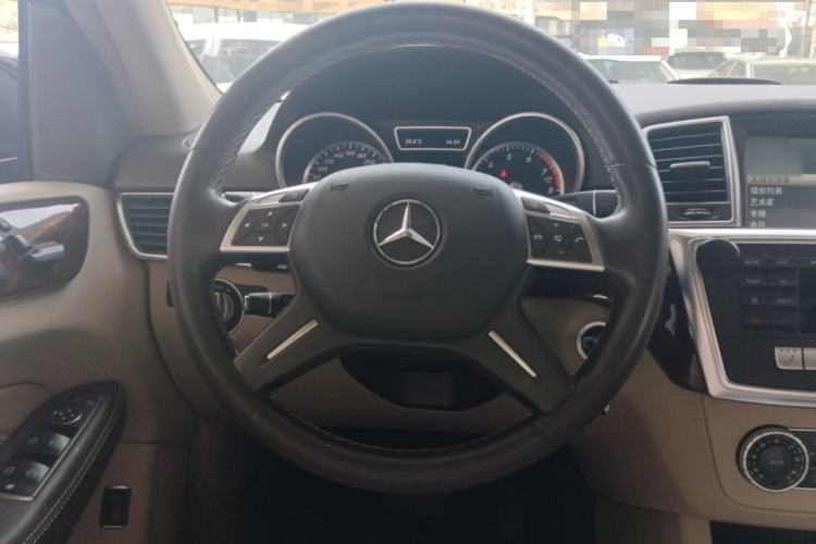 Used Mercedes-Benz M-Class 2015 ML 400 4MATIC Dynamic Model Steering Wheel