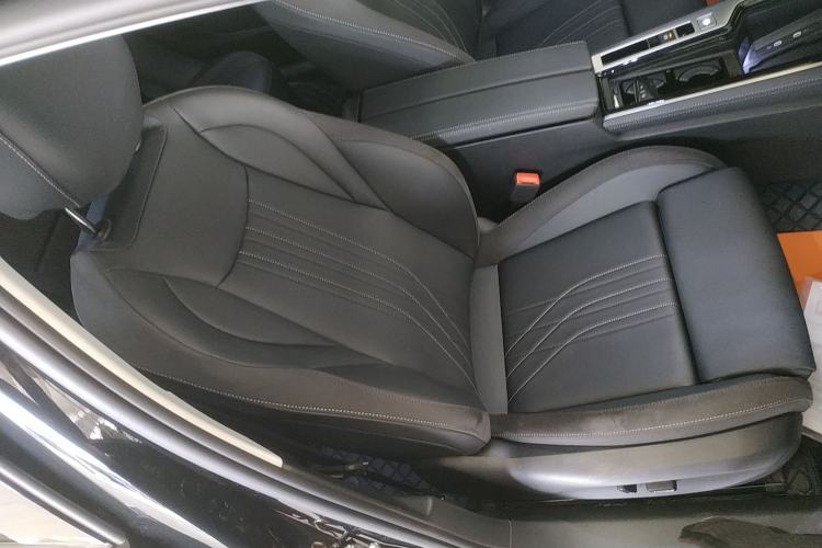 Used Volkswagen Magotan 2024 300TSI DSG Prestige Edition—A Real Eye-Catcher Right Front Seat