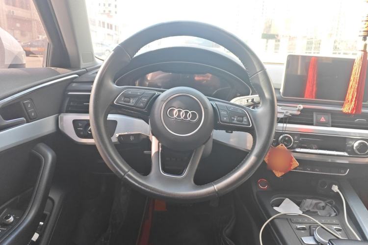 Used Audi A4L 2019 40 TFSI Fashion Edition China VI Emission Standard Steering Wheel
