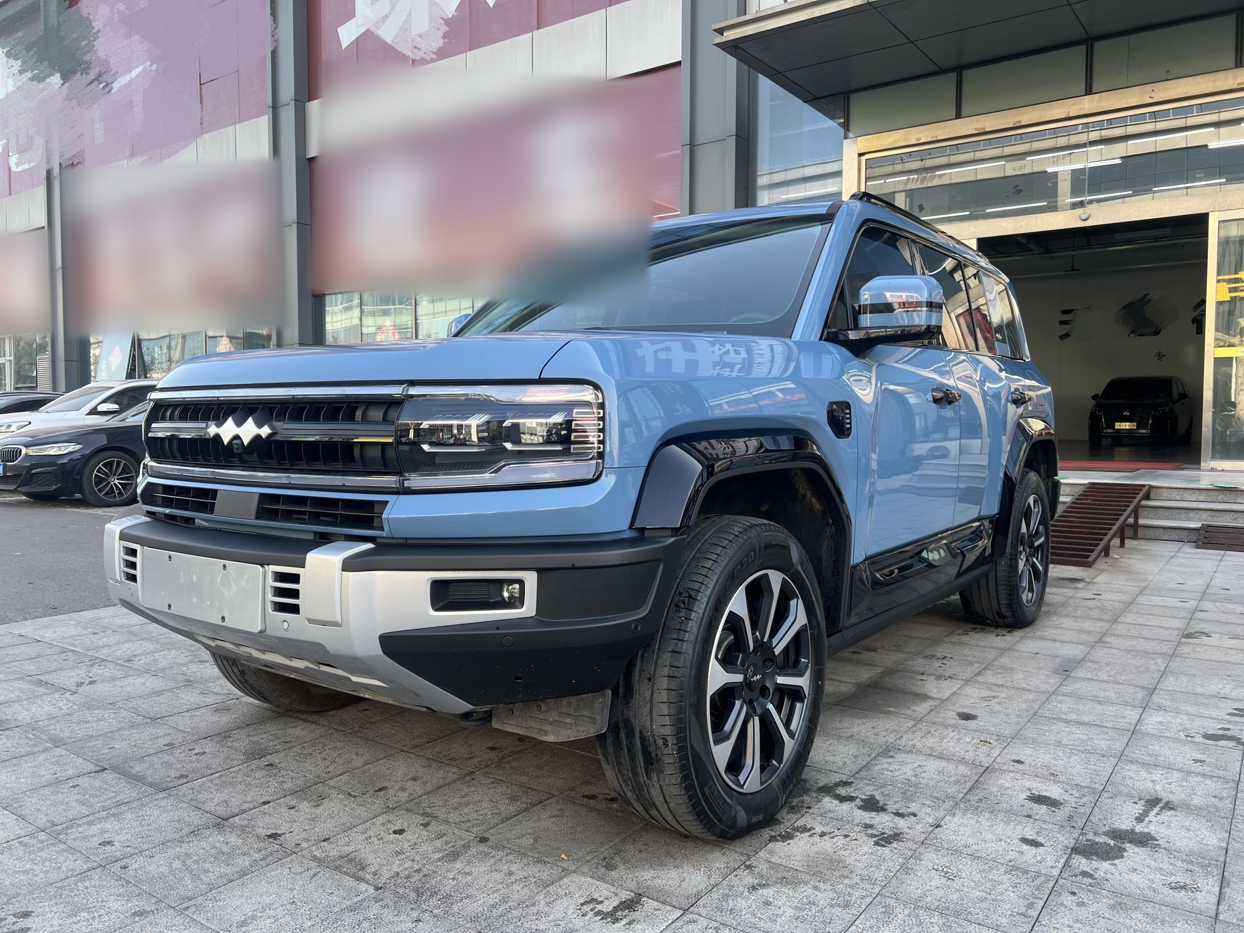 تحت مقدمة السيارة