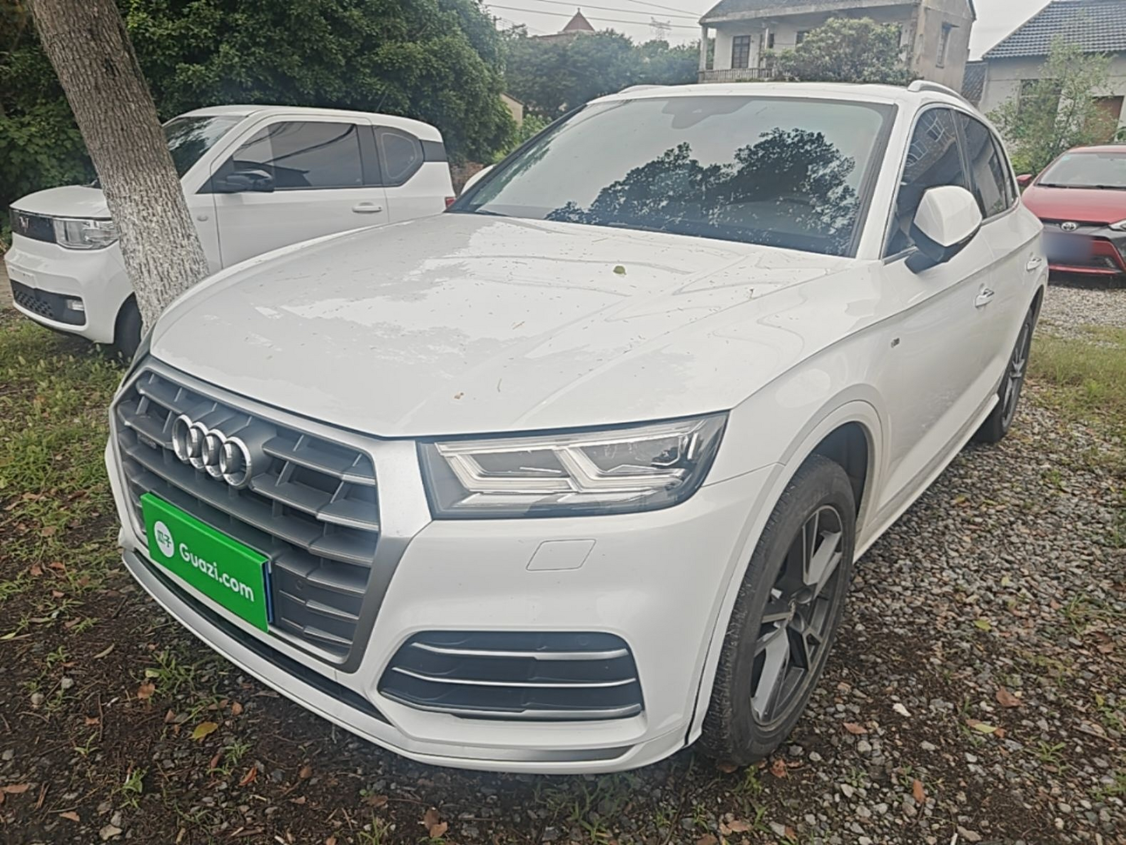 Unter der Vorderseite des Autos
