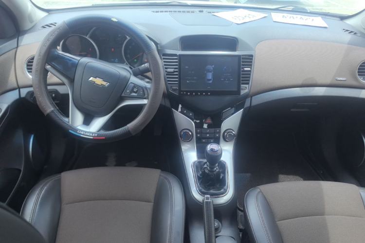 Used Chevrolet Cruze 2013 Hatchback 1.6L Manual Luxury Model Center Console