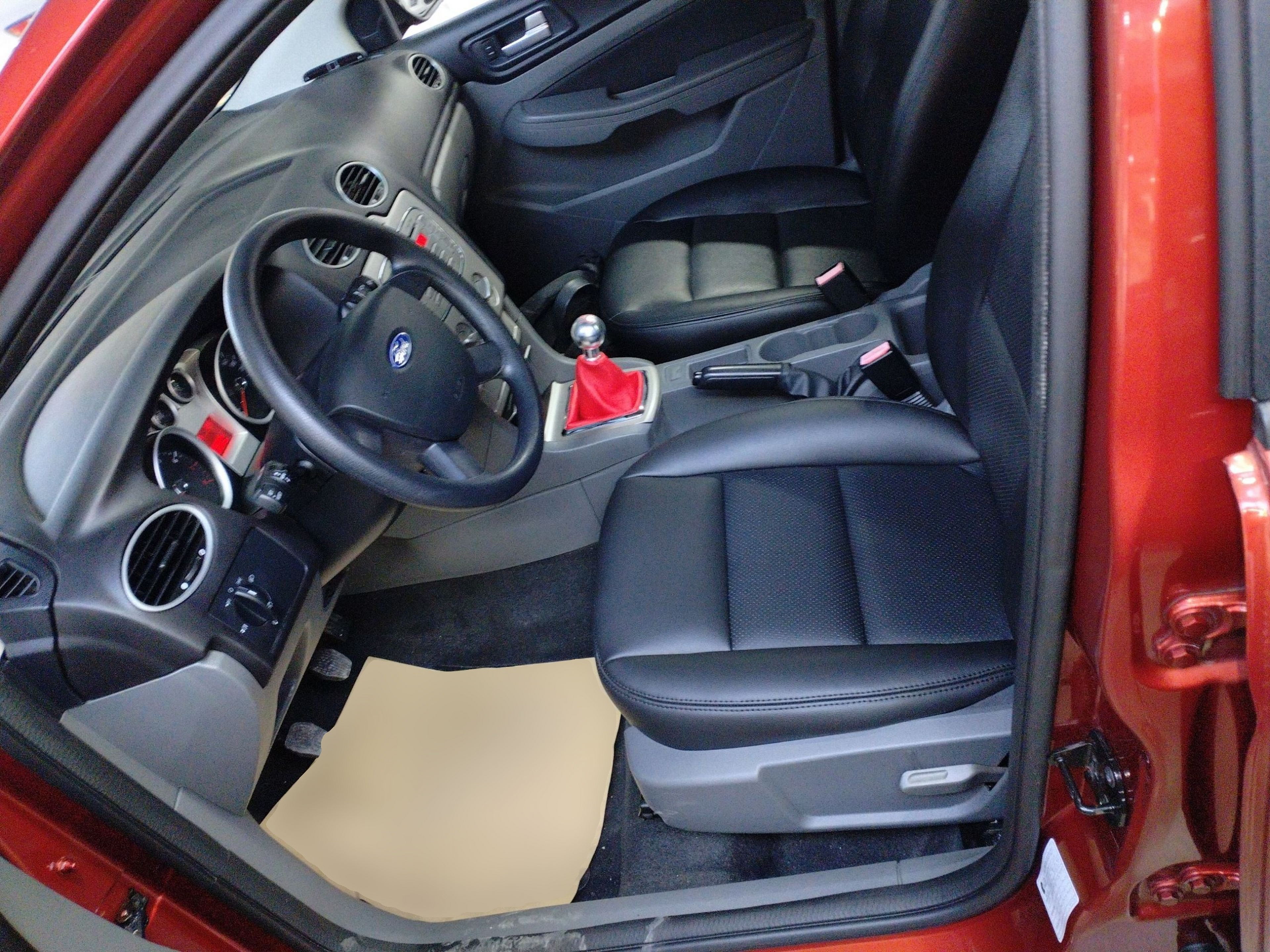 Переднее сиденье в автомобиле