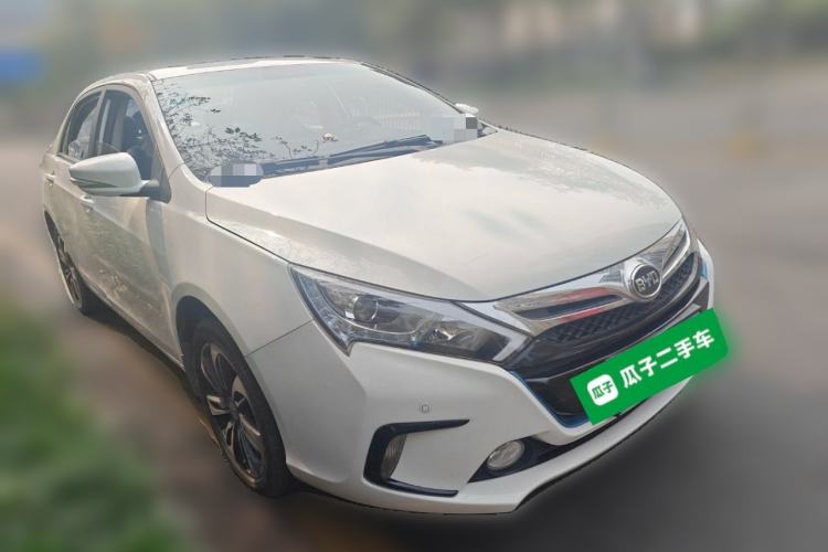 Used BYD Qin New Energy 2015 1.5T Dual-Crown Flagship Plus Edition Front Right 45 Deg