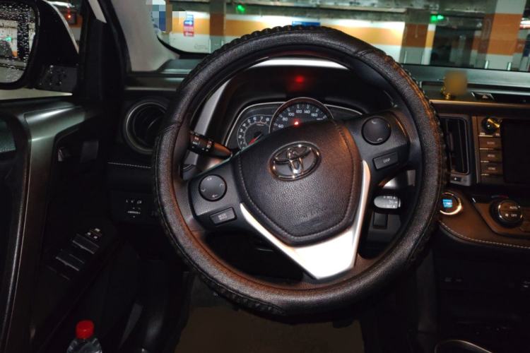 Used Toyota RAV4 2016 2.0L CVT Two-Wheel Drive Fashion Edition China V Standard Steering Wheel