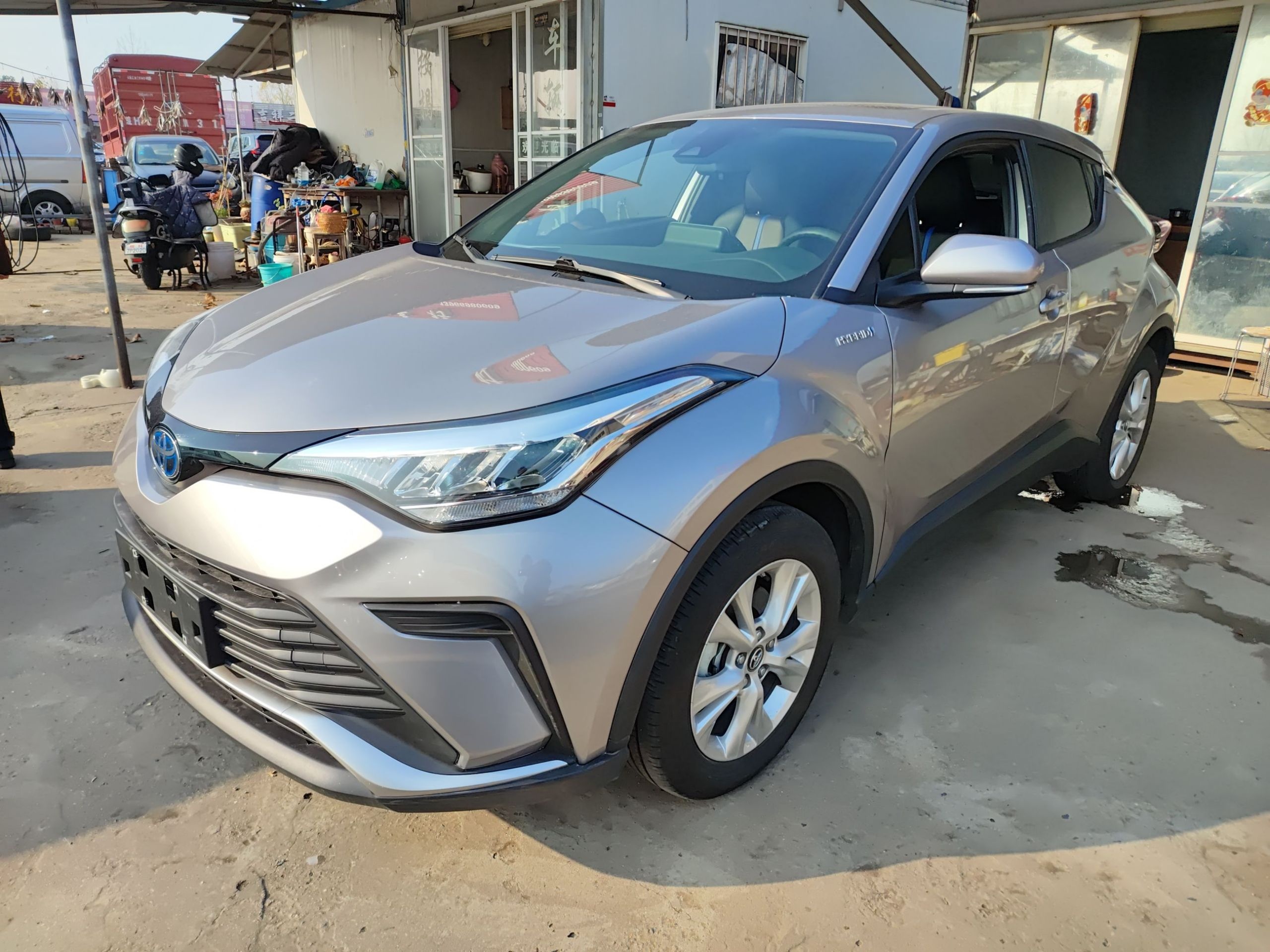 تحت مقدمة السيارة