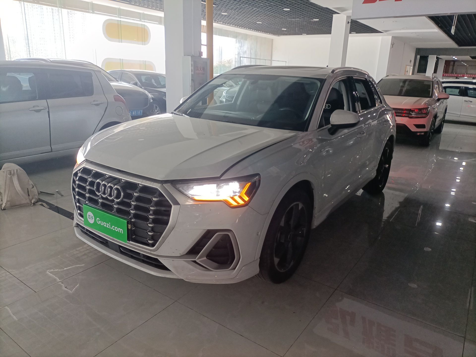 Под передней частью автомобиля