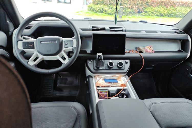 Used Land Rover Defender 2025 110 3.0T P400 X-Dynamic SE Center Console