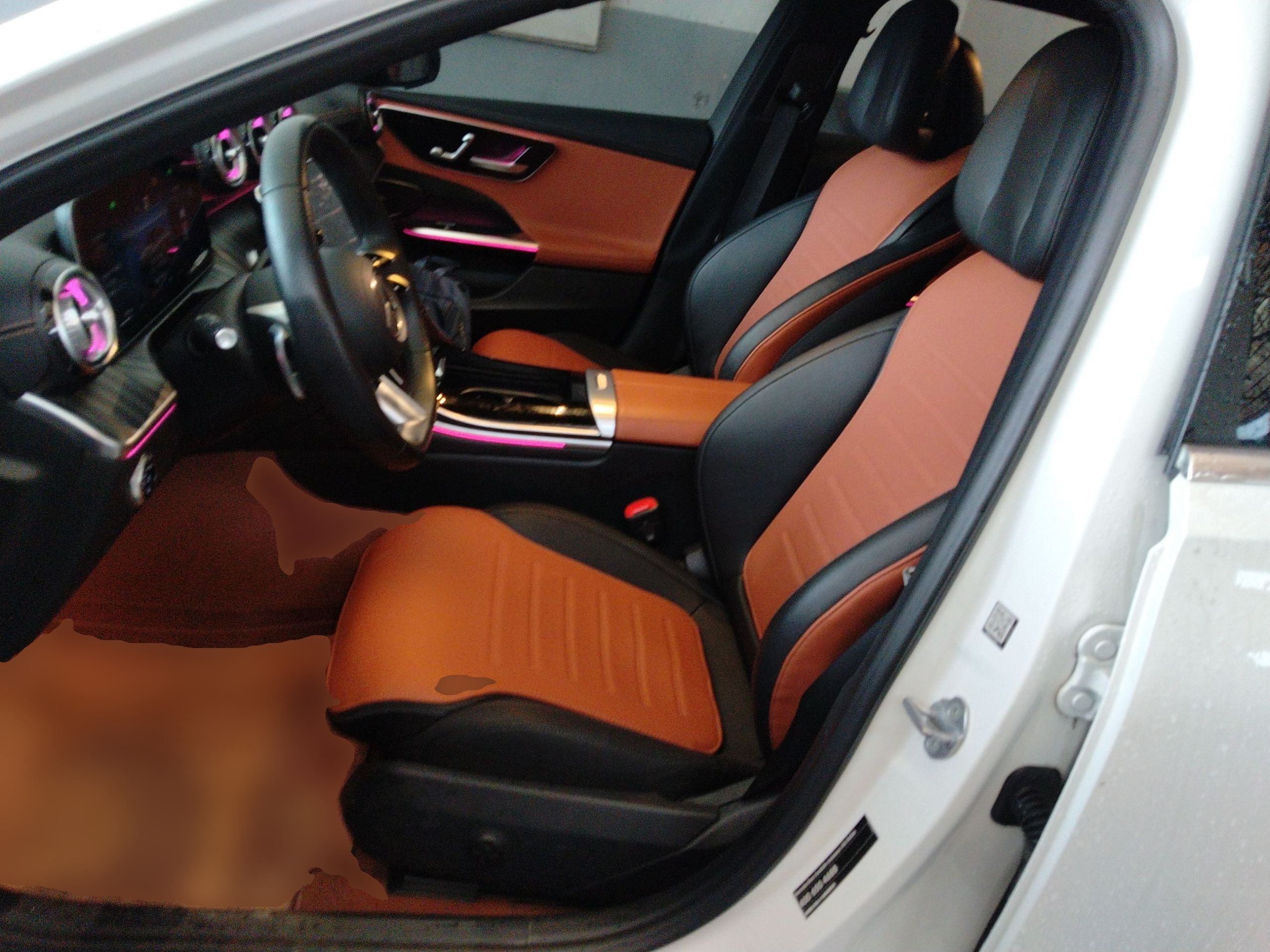 المقاعد الأمامية داخل السيارة