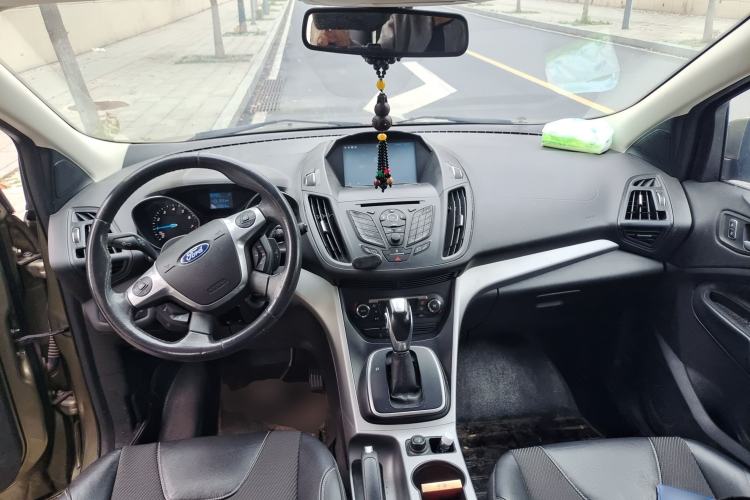 Used Ford Kuga 2013 1.6L GTDi Two-Wheel-Drive Trend Model Center Console