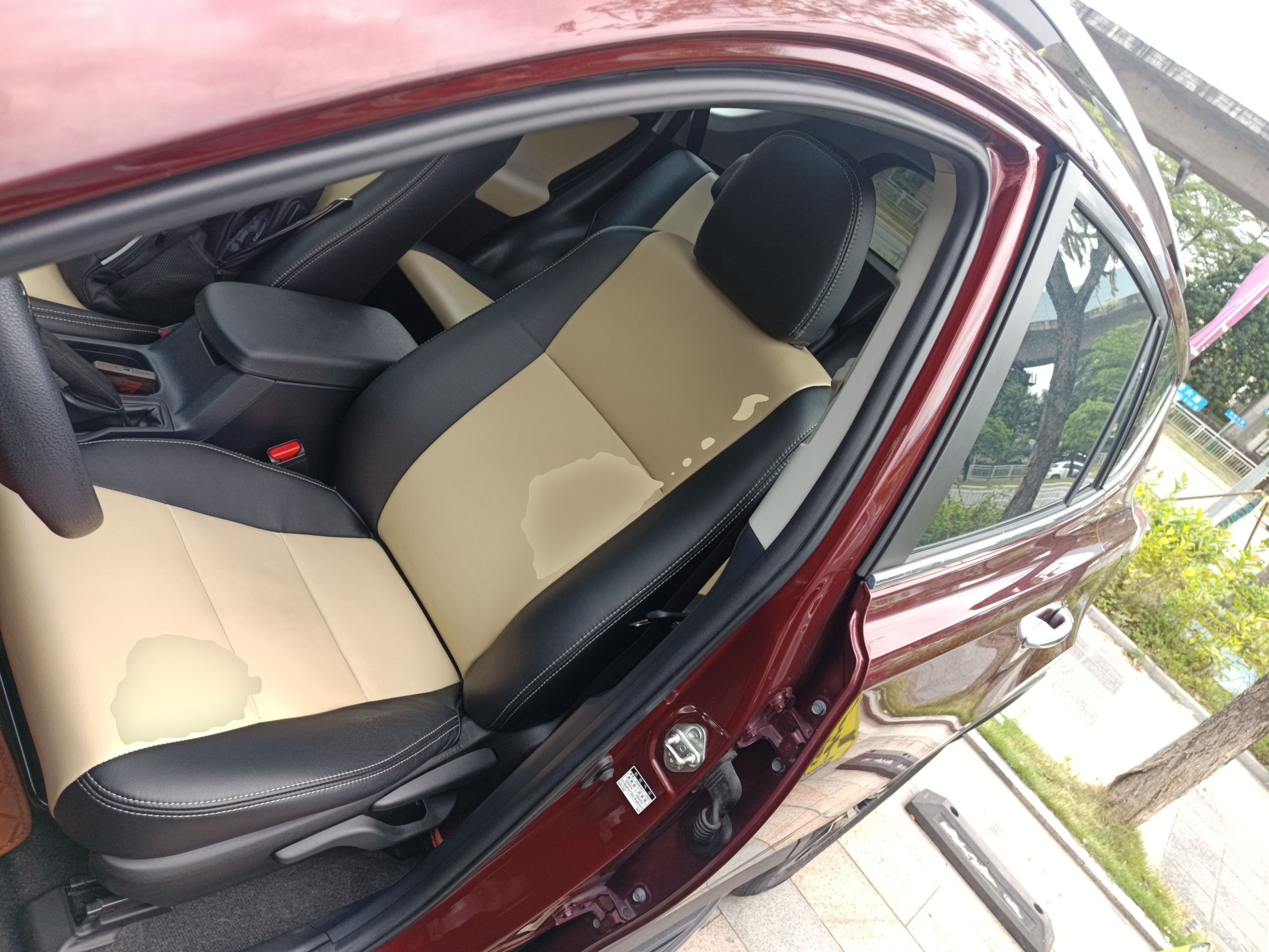 Переднее сиденье в автомобиле