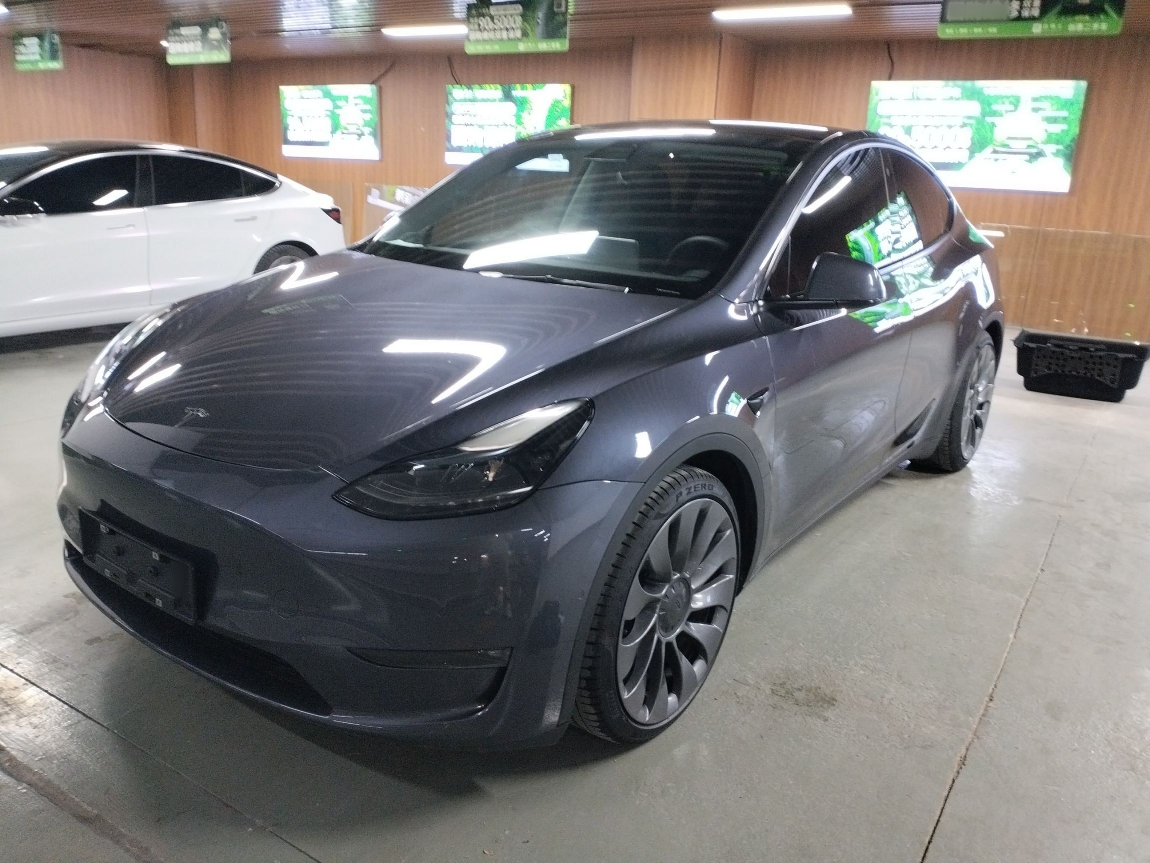 Под передней частью автомобиля