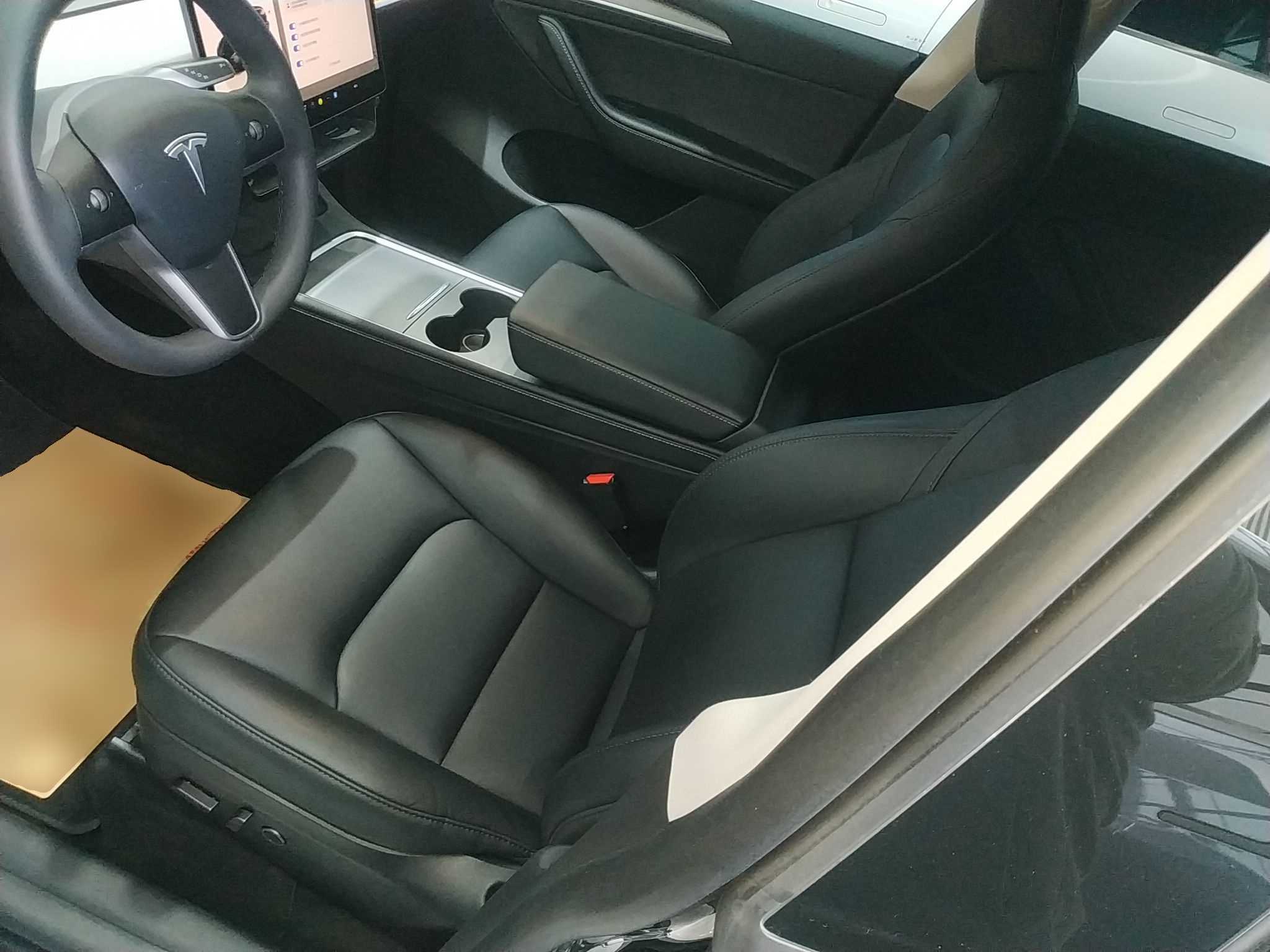 المقاعد الأمامية داخل السيارة