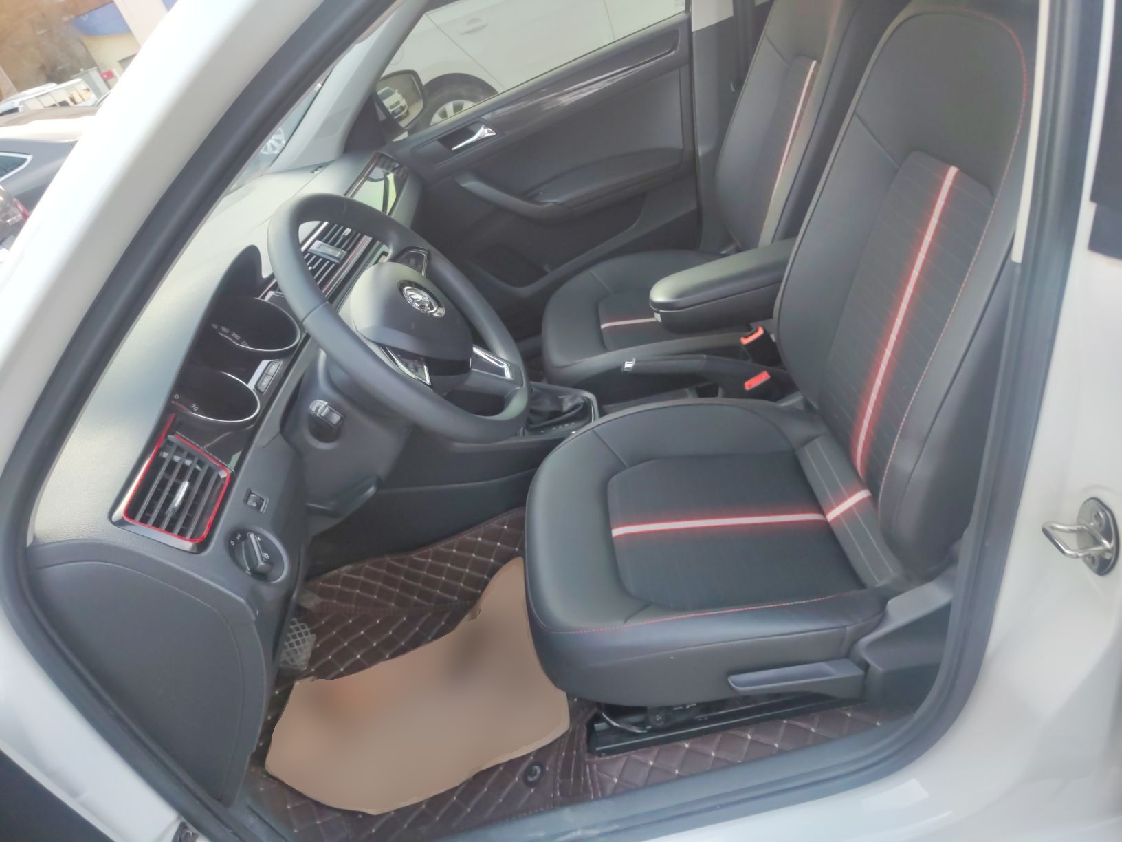 المقاعد الأمامية داخل السيارة