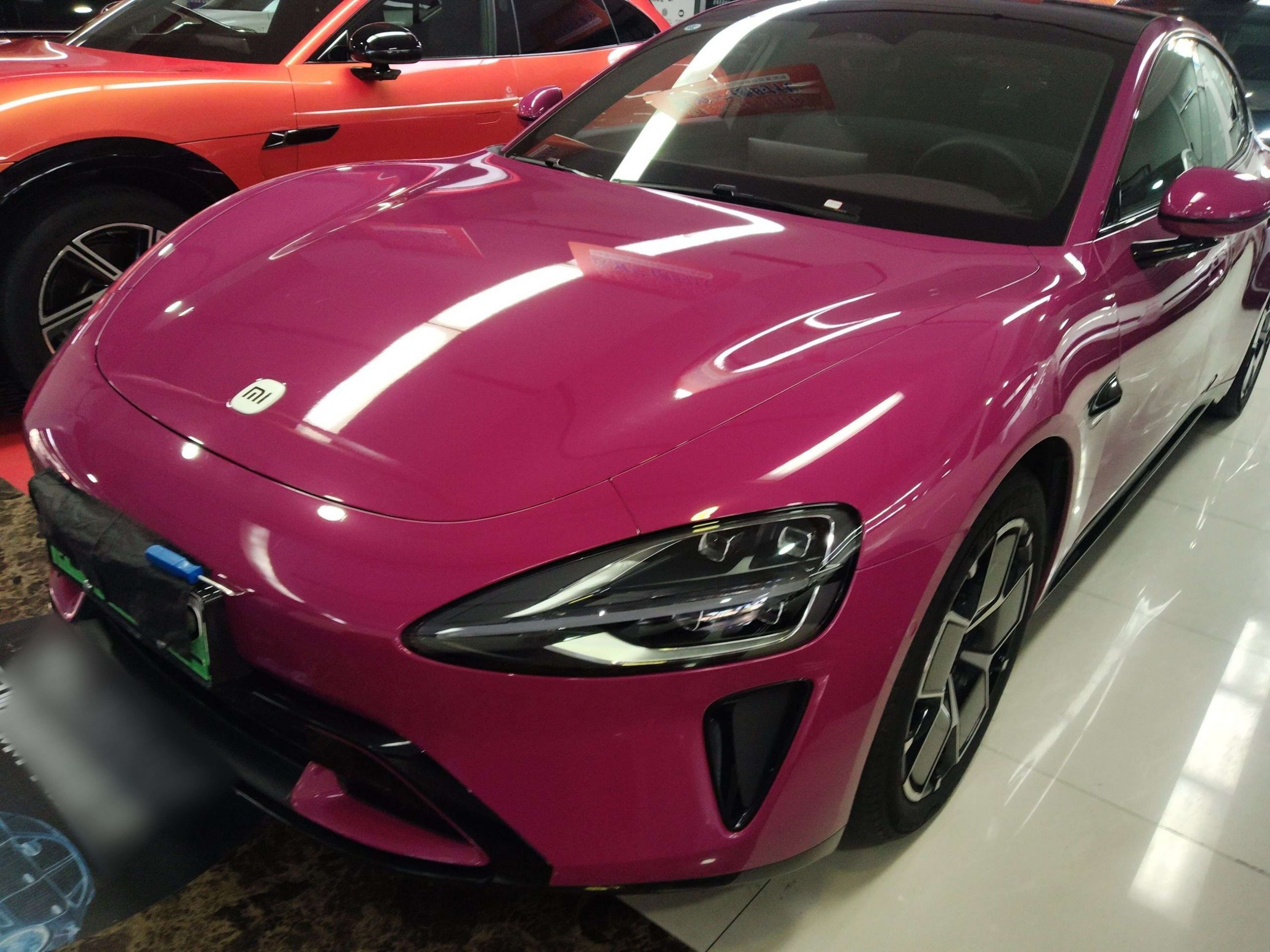 تحت مقدمة السيارة