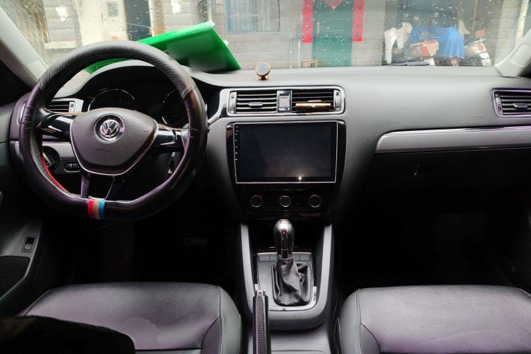 Used Volkswagen Sagitar 2015 230TSI Automatic Comfort Version Center Console