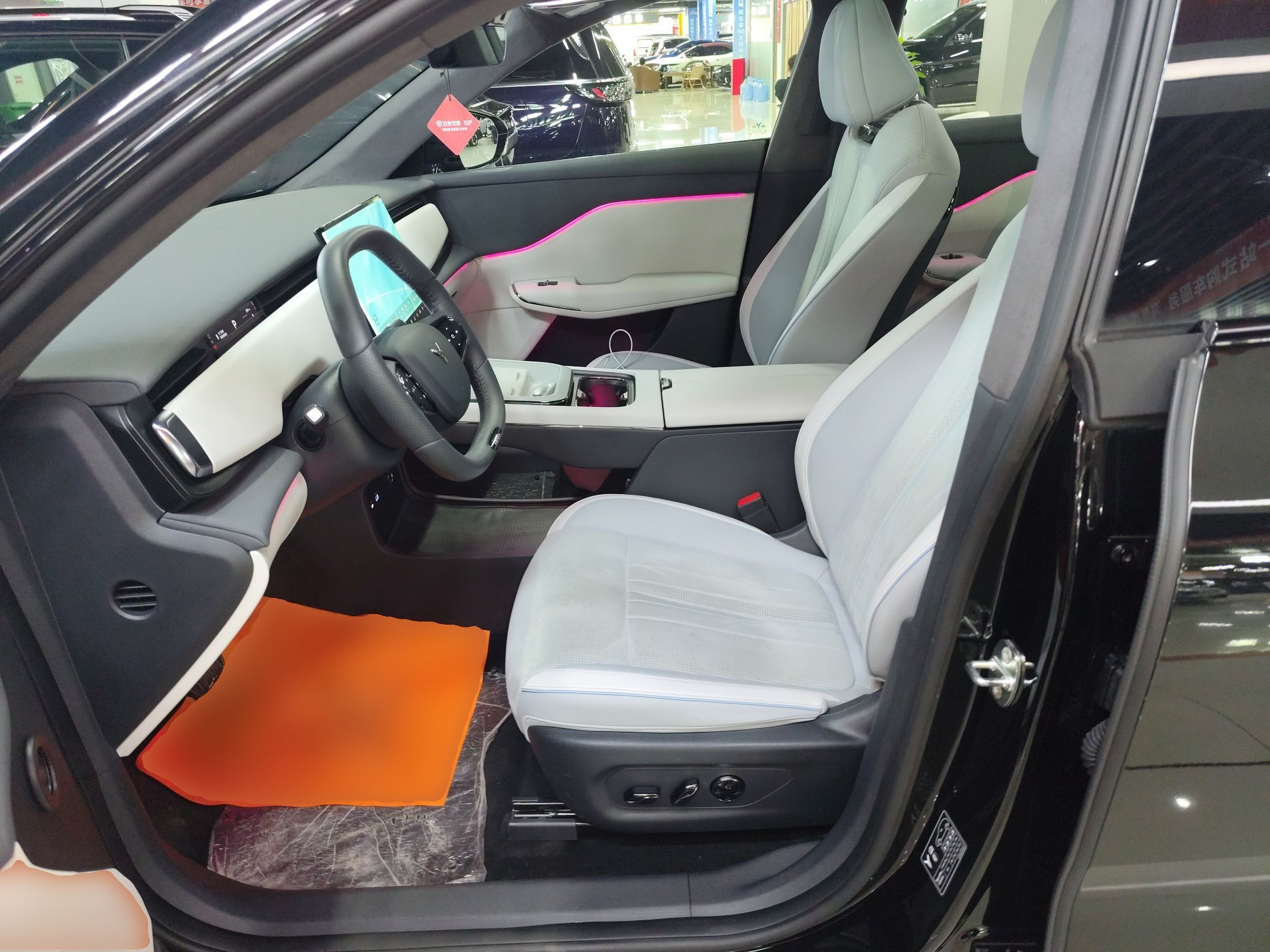 المقاعد الأمامية داخل السيارة