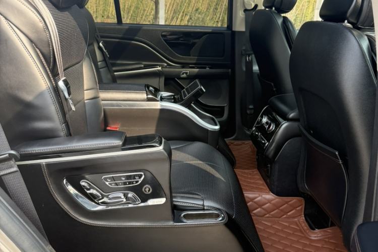 Used Lincoln Aviator 2020 3.0T V6 All-Wheel-Drive Premium Edition Interior 2