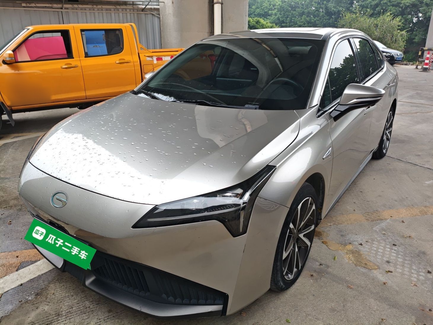 Под передней частью автомобиля