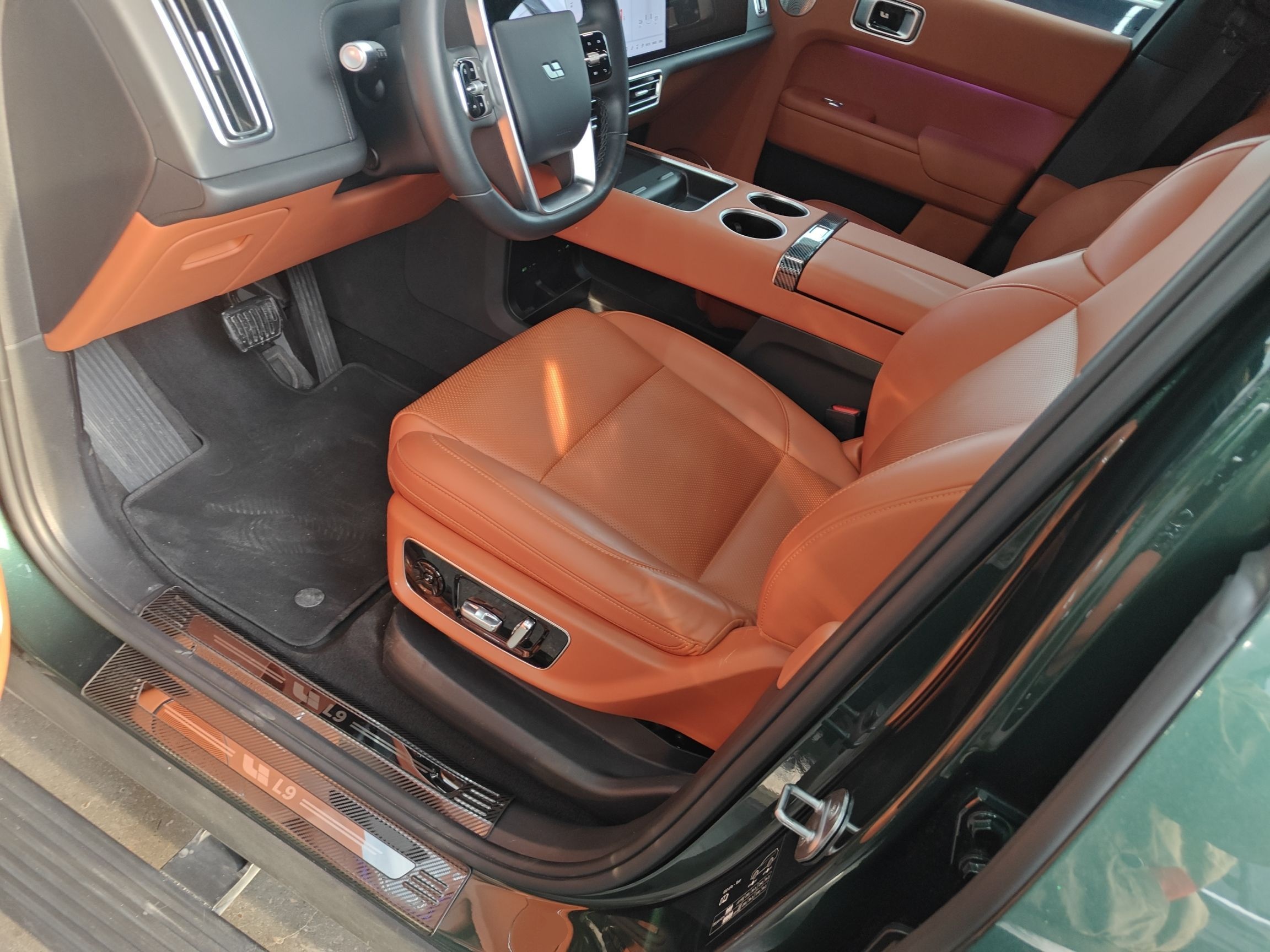 المقاعد الأمامية داخل السيارة