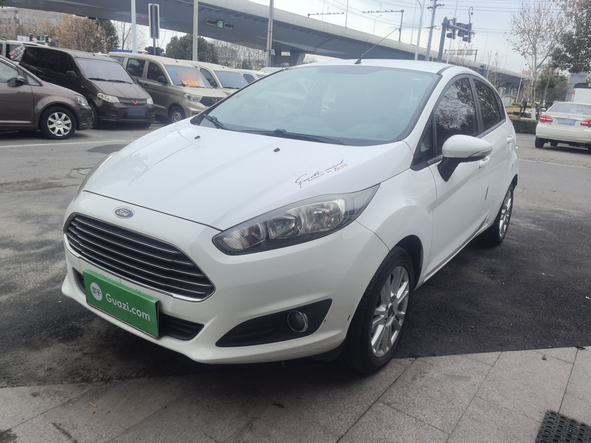 تحت مقدمة السيارة