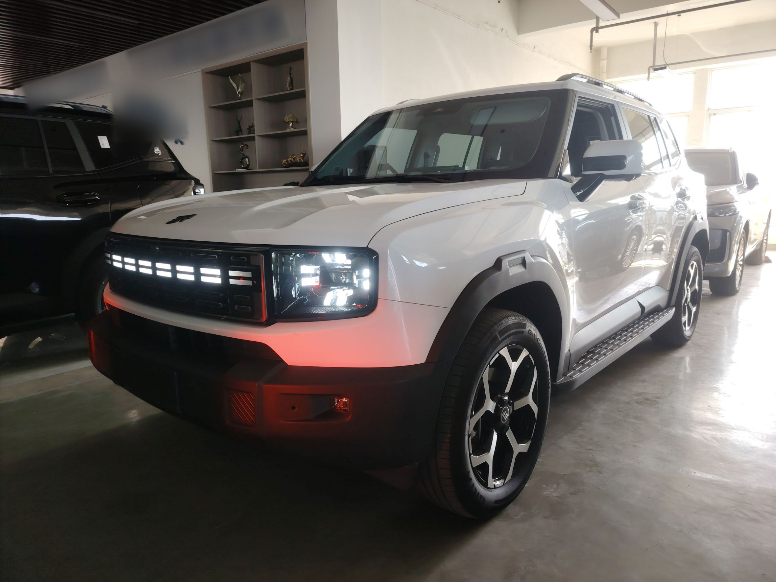 تحت مقدمة السيارة