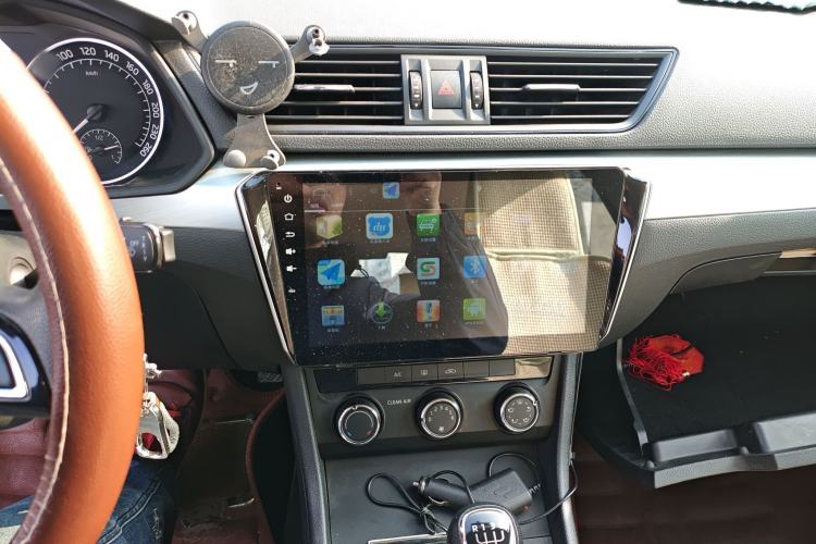 Used Skoda Superb 2016 TSI280 Manual Front-Drive Version Audio And AC Panel