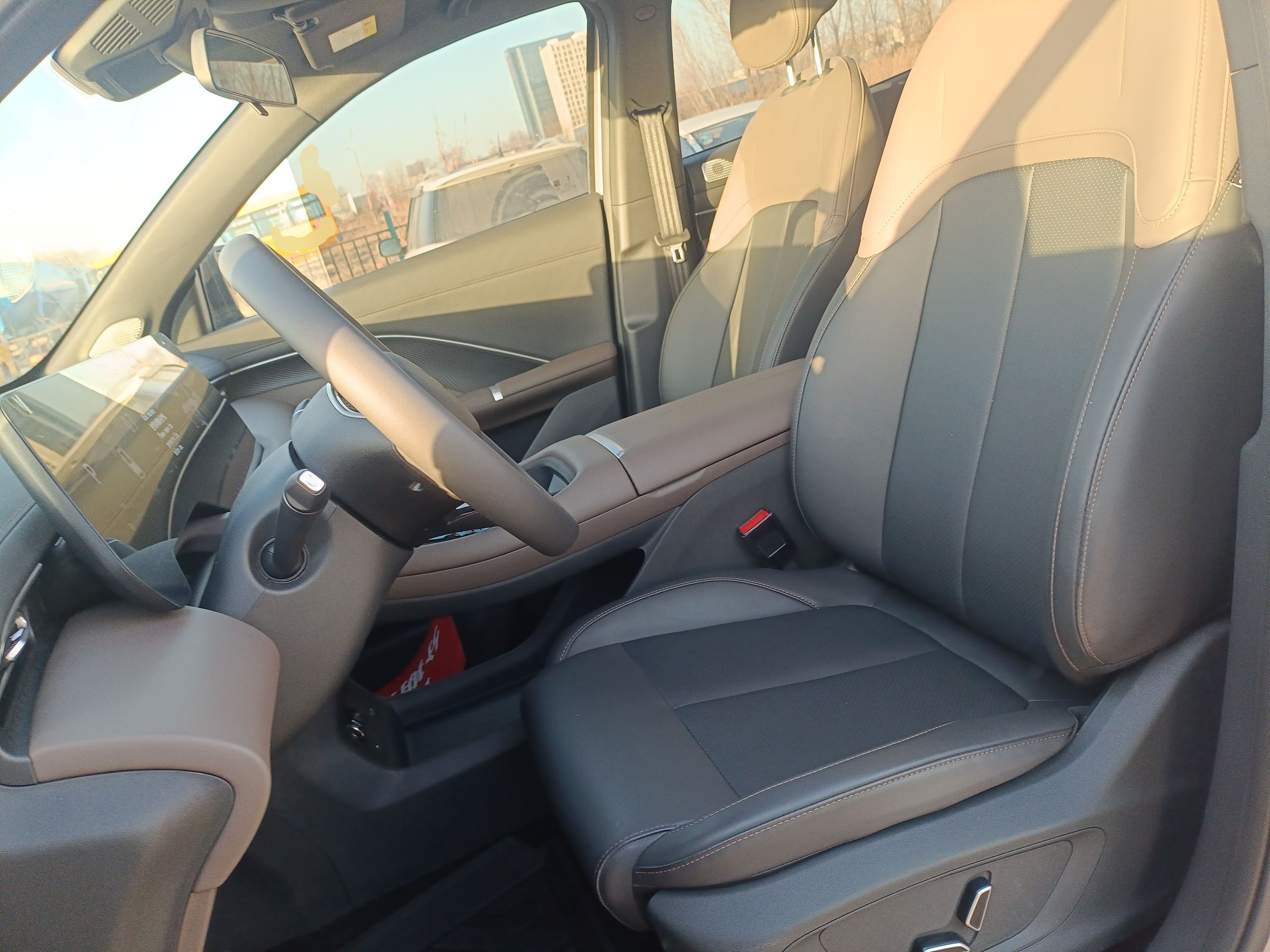 المقاعد الأمامية داخل السيارة