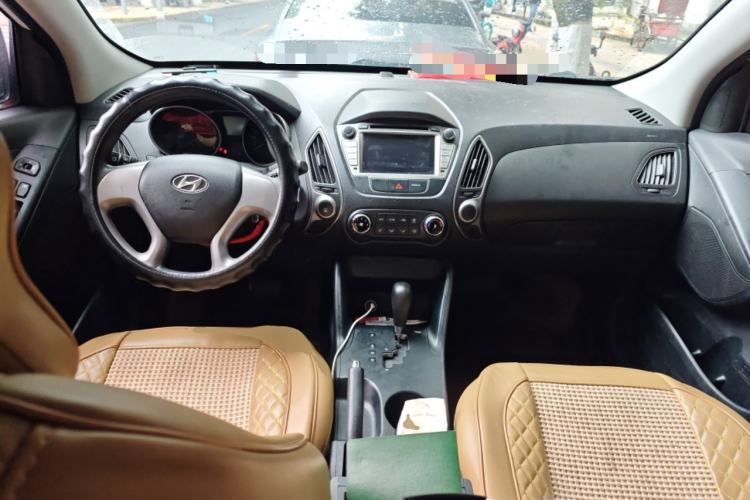 Used Hyundai ix35 2015 2.0L Automatic 2WD Comfort Edition China IV Standard Center Console