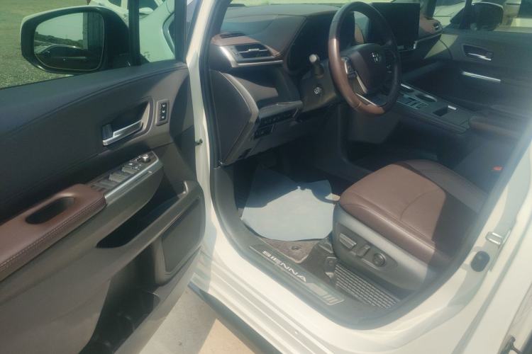 Used Toyota SIENNA 2023 2.5L Hybrid Platinum Edition
