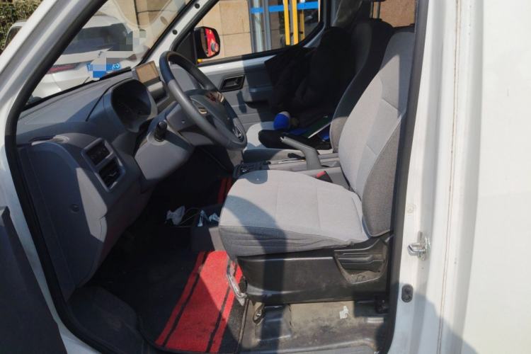 Used Wuling Yangguang 2024 300KM Comfort Version Passenger Van 75kW