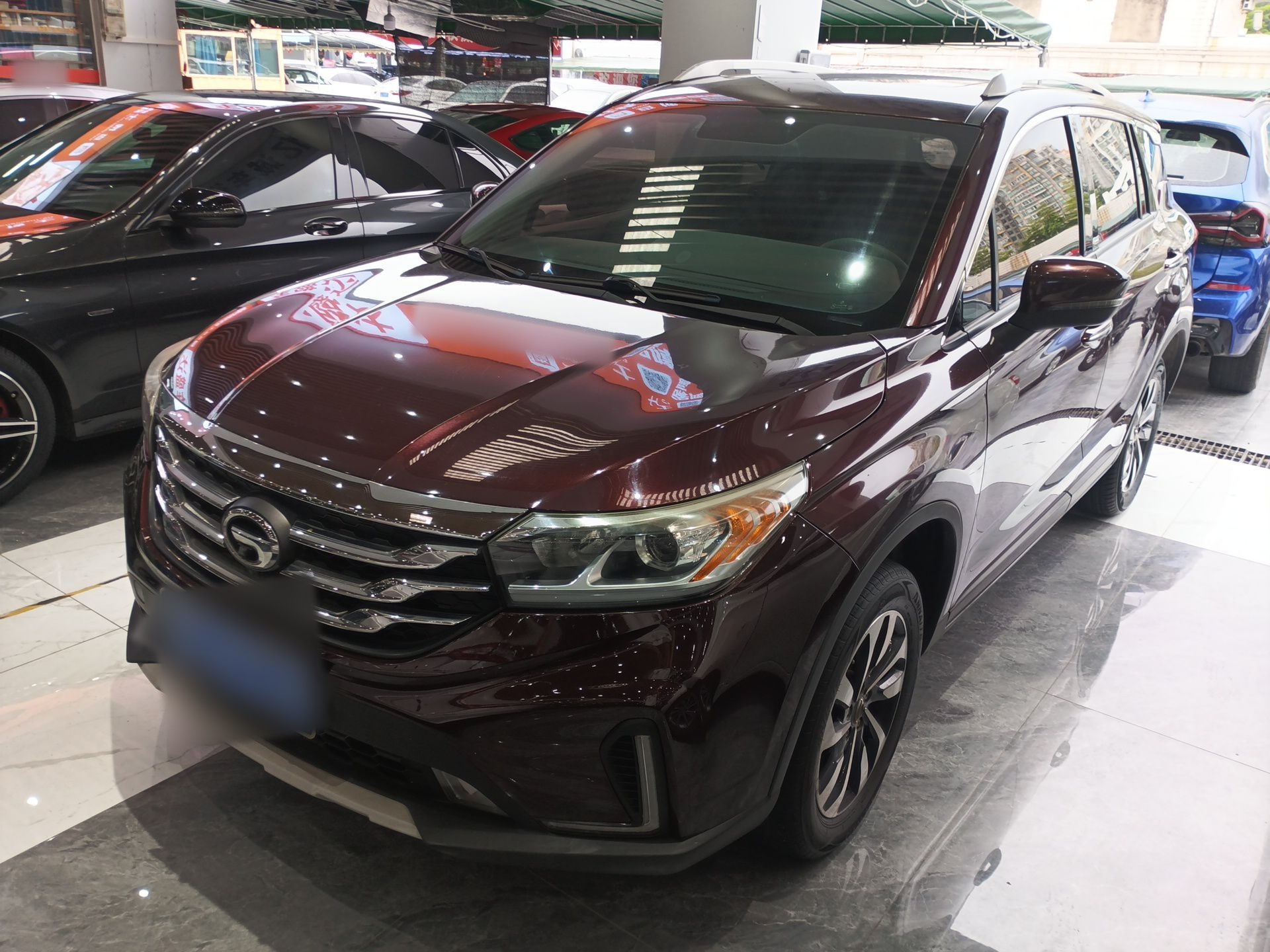 تحت مقدمة السيارة