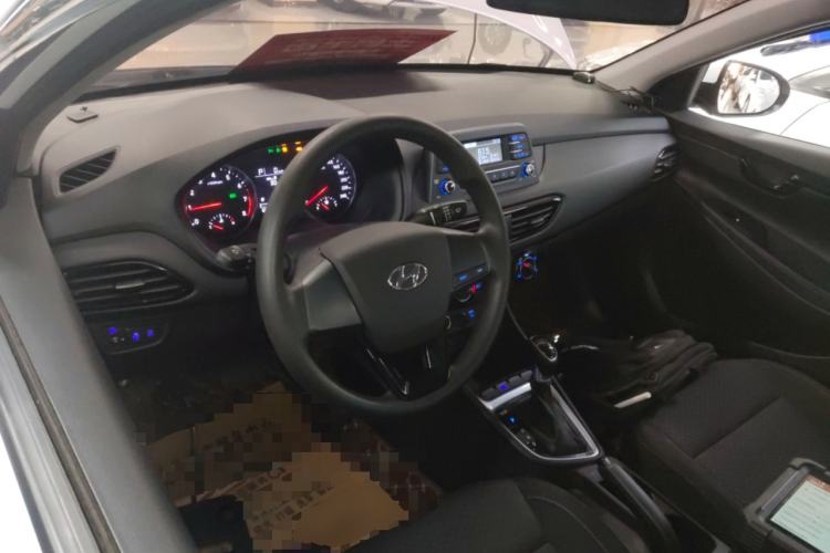 Used Hyundai Celesta 2018 1.6L Automatic GL Enjoyment Edition China VI compliant Center Console