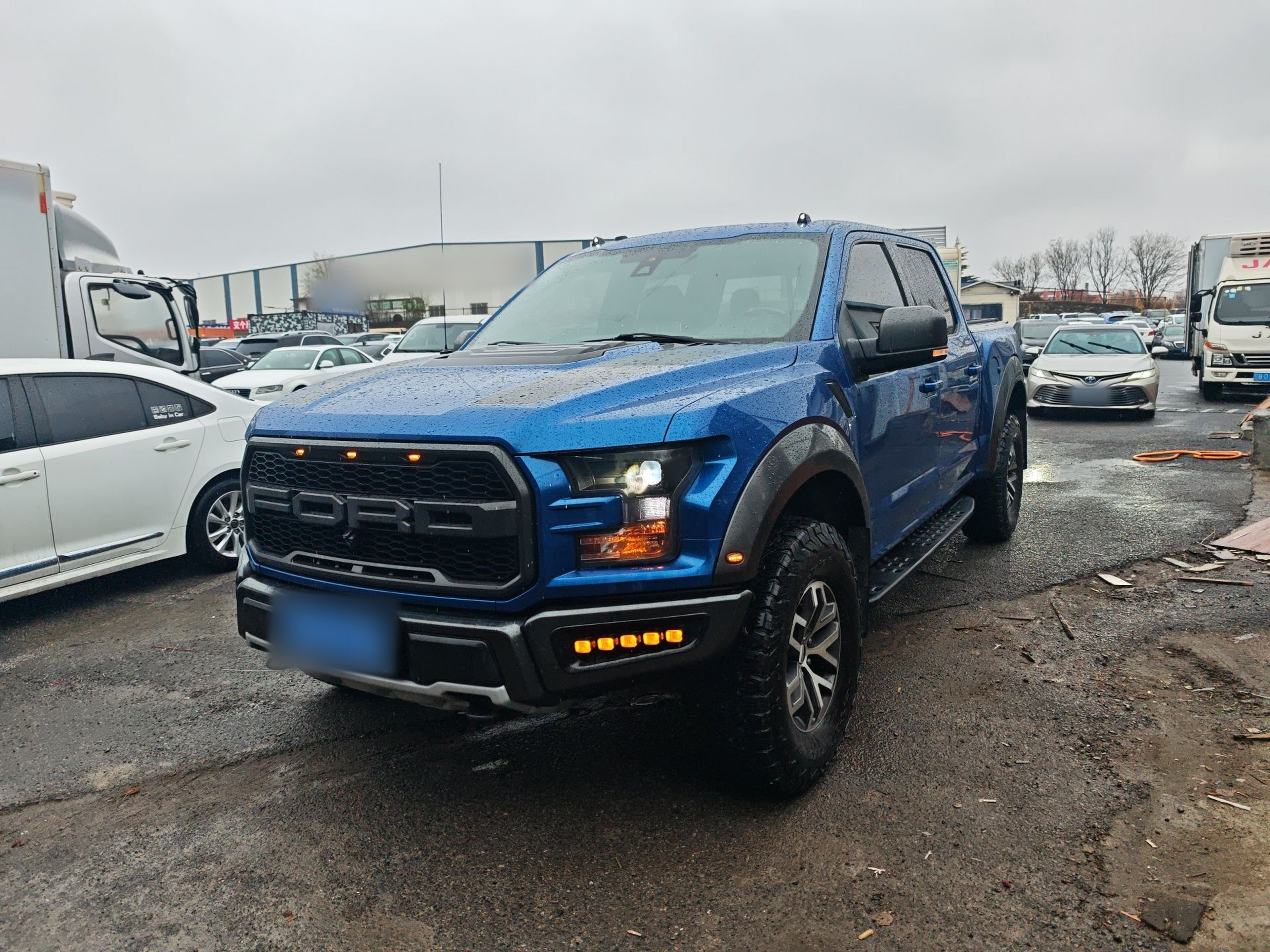 Под передней частью автомобиля