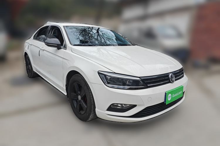 Used Volkswagen Lamando 2015 230TSI Manual Trend Edition Front Right 45 Deg